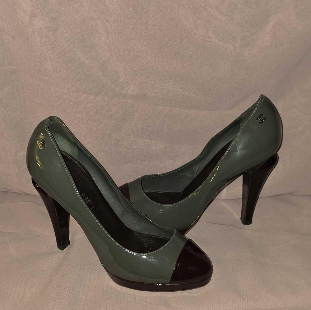 CHANEL Grey and Burgundy / Brown Patent Leather Cap-Toe Heels - Picture 8 of 9